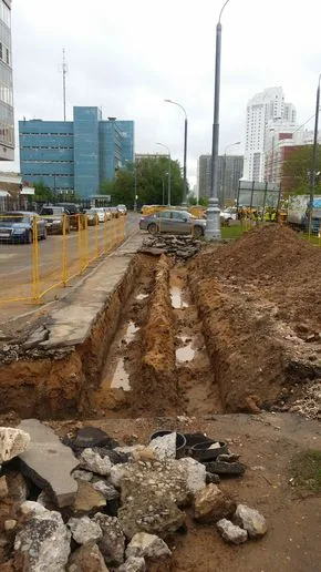 Монтаж теплоизолированных труб в городской траншее