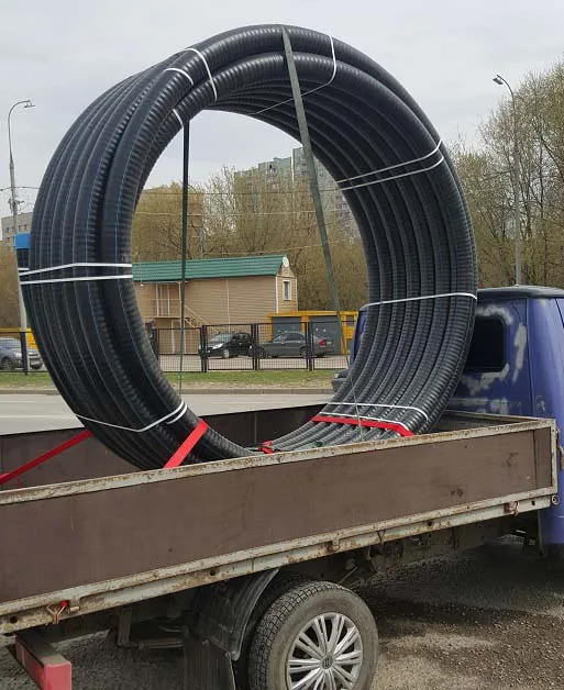 Правильный крепеж трубы в бухте ремнями на бортовой газели.